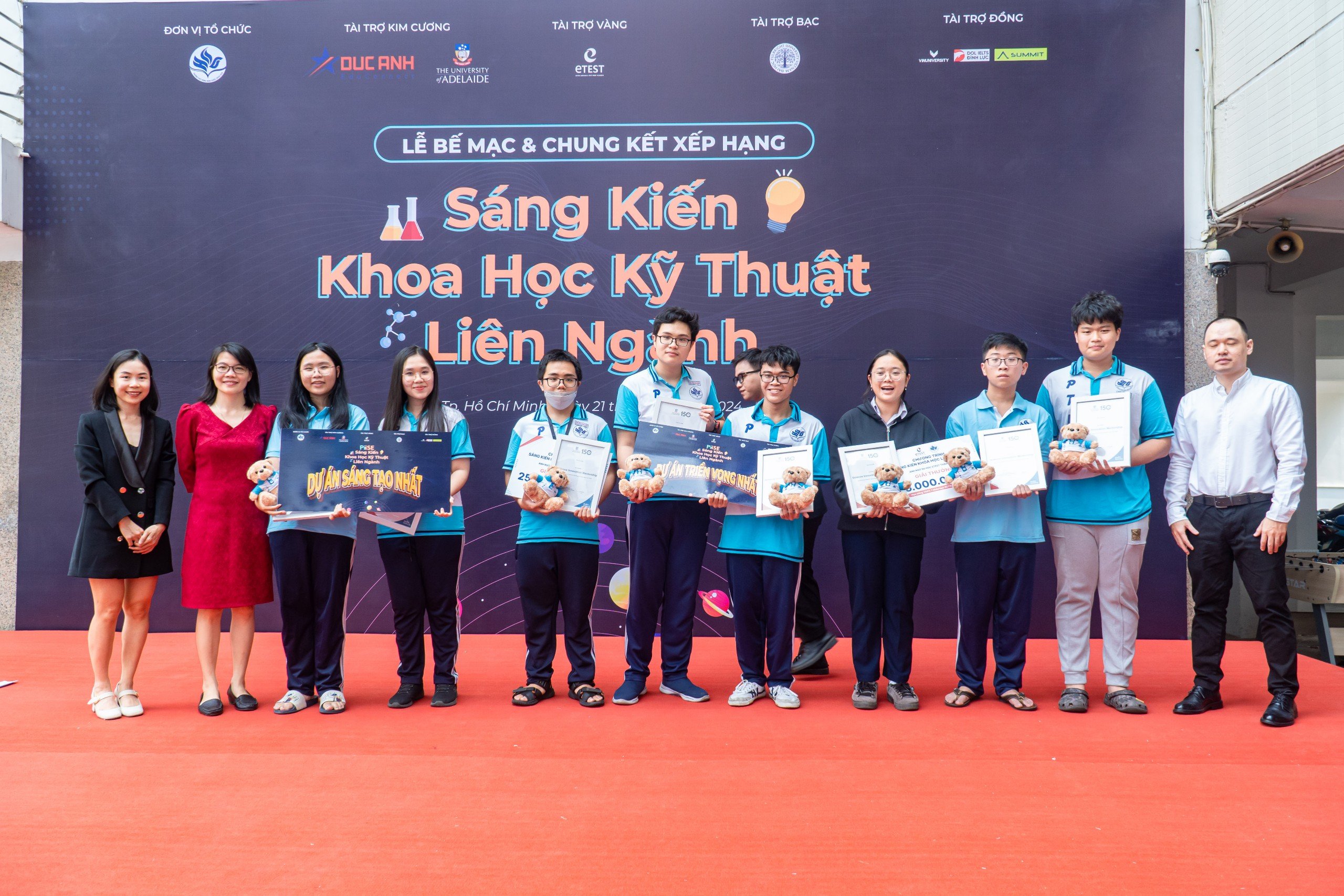 Assoc.Prof.Dr. Nguyen Thi Thu Hoai as the judge of PTNK Initiative on Interdisciplinary Science and Engineering